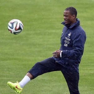 Van Gaal Disebut Ingin Pertahankan Evra