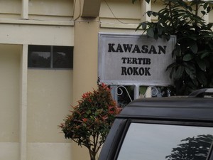 Di RT Ini, Hanya Ada Dua Tempat Untuk Merokok