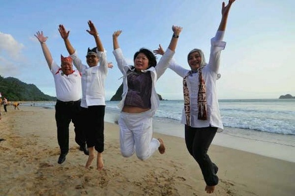 Keren! Menparekraf Bergaya Levitasi di Pantai Pulau Merah