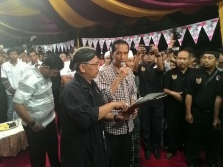 Berbaju Kotak-kotak, Jokowi Lantik Relawannya di Samarinda