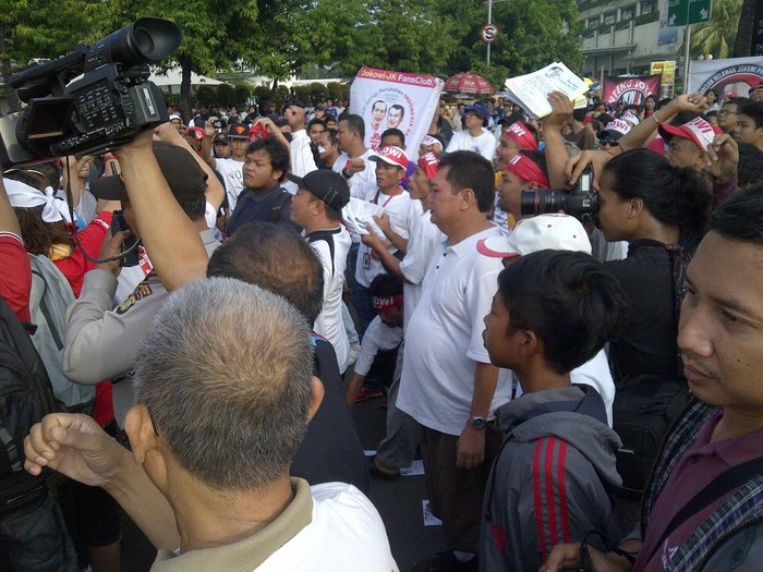 Bertemu di CFD Bundaran HI, Relawan Jokowi dan Prabowo Berbalas Ejekan