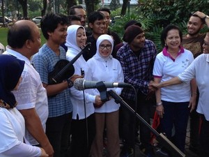 Dekati Masyarakat, Mufidah Jusuf Kalla Gerak Jalan Sehat Bareng Warga