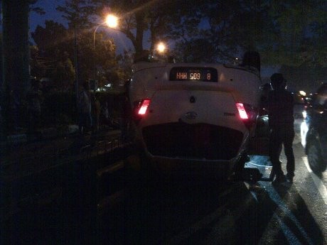 Tabrak Separator Busway, Yaris Putih Terbalik di Rasuna Said Kuningan