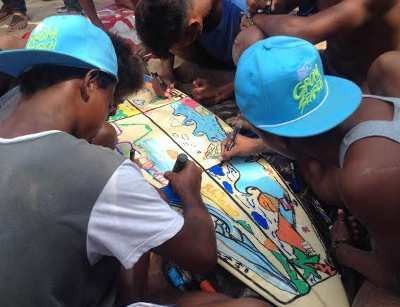 Serunya Lomba Lukis Board Surf di Pulau Merah Banyuwangi