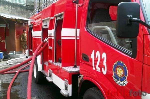 13 Unit Damkar Padamkan Api yang Bakar Ruko di Jl Gunung Sahari Jakpus
