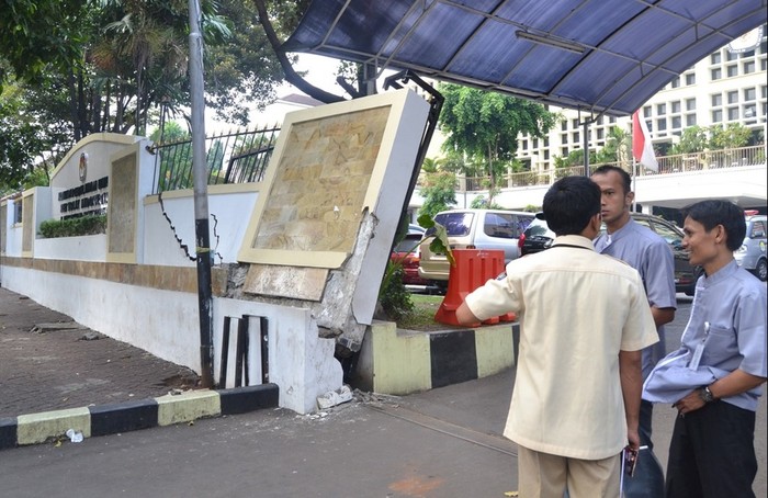 Bruk! Gerbang KPU Roboh Tersenggol Barracuda