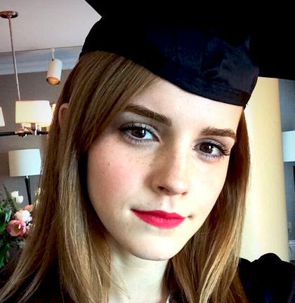 Cantiknya Emma Watson Pakai Toga Jadi Sarjana Setelah 5