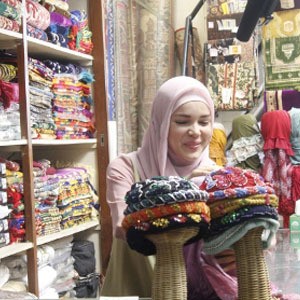 Pengalaman Pertama Dewi Sandra ke Makam Sunan Ampel