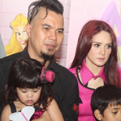 Muaah... Ahmad Dhani Dicium Mulan Setelah Direlaksasi