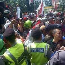 Ribuan Warga Demo Pemkab Kediri Tuntut Kades Selingkuh Dipecat