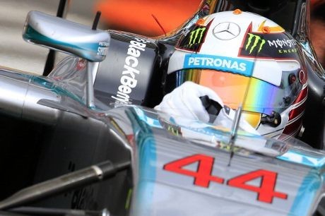 Hamilton Sempat Membalap Hanya dengan Satu Mata