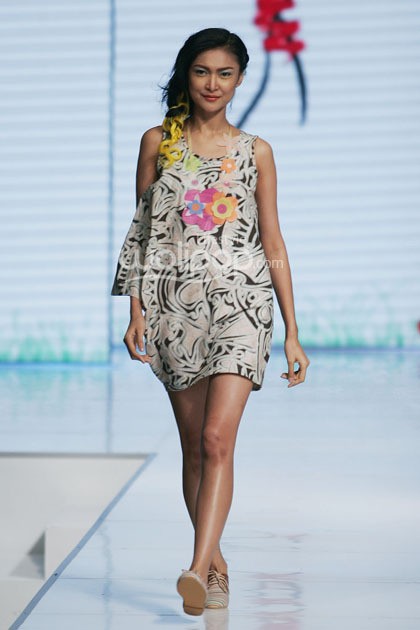 Lenny Agustin Easy Like Sunday Morning. Jakarta Fashion & Food Festival 2014 at Grand Ballroom Harris Hotel. Kelapa Gading. Jakarta. [Foto: Mohammad Abduh/Wolipop]