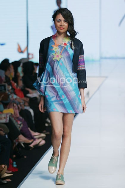 Lenny Agustin Easy Like Sunday Morning. Jakarta Fashion & Food Festival 2014 at Grand Ballroom Harris Hotel. Kelapa Gading. Jakarta. [Foto: Mohammad Abduh/Wolipop]