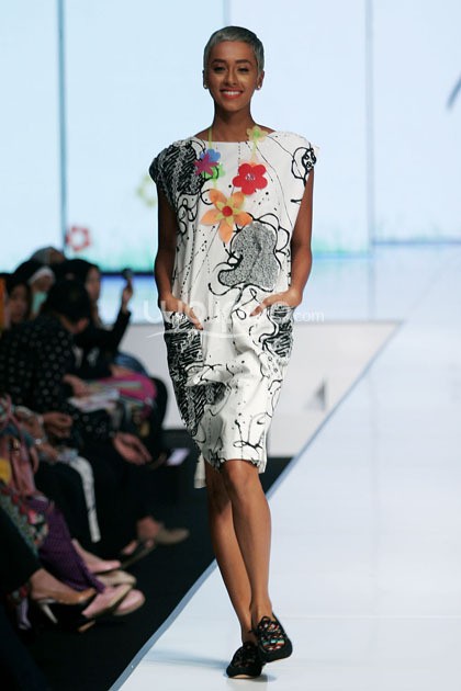 Lenny Agustin Easy Like Sunday Morning. Jakarta Fashion & Food Festival 2014 at Grand Ballroom Harris Hotel. Kelapa Gading. Jakarta. [Foto: Mohammad Abduh/Wolipop]