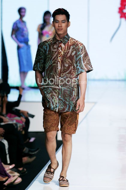 Lenny Agustin Easy Like Sunday Morning. Jakarta Fashion & Food Festival 2014 at Grand Ballroom Harris Hotel. Kelapa Gading. Jakarta. [Foto: Mohammad Abduh/Wolipop]