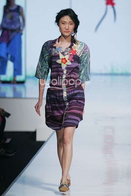 Lenny Agustin Easy Like Sunday Morning. Jakarta Fashion & Food Festival 2014 at Grand Ballroom Harris Hotel. Kelapa Gading. Jakarta. [Foto: Mohammad Abduh/Wolipop]