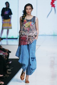 Lenny Agustin Easy Like Sunday Morning. Jakarta Fashion & Food Festival 2014 at Grand Ballroom Harris Hotel. Kelapa Gading. Jakarta. [Foto: Mohammad Abduh/Wolipop]