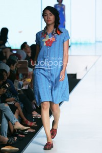 Lenny Agustin Easy Like Sunday Morning. Jakarta Fashion & Food Festival 2014 at Grand Ballroom Harris Hotel. Kelapa Gading. Jakarta. [Foto: Mohammad Abduh/Wolipop]