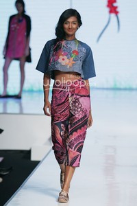 Lenny Agustin Easy Like Sunday Morning. Jakarta Fashion & Food Festival 2014 at Grand Ballroom Harris Hotel. Kelapa Gading. Jakarta. [Foto: Mohammad Abduh/Wolipop]