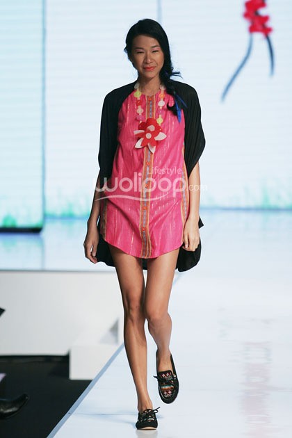 Lenny Agustin Easy Like Sunday Morning. Jakarta Fashion & Food Festival 2014 at Grand Ballroom Harris Hotel. Kelapa Gading. Jakarta. [Foto: Mohammad Abduh/Wolipop]