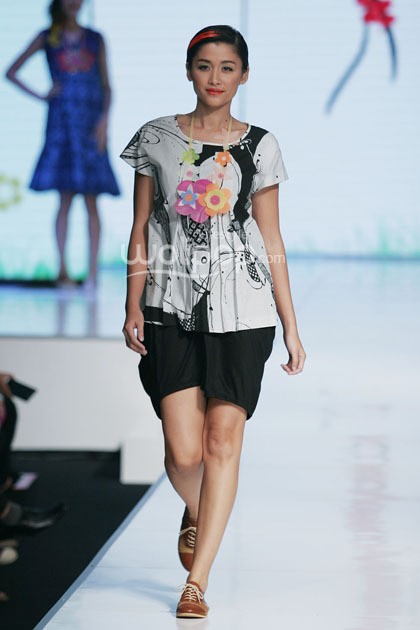 Lenny Agustin Easy Like Sunday Morning. Jakarta Fashion & Food Festival 2014 at Grand Ballroom Harris Hotel. Kelapa Gading. Jakarta. [Foto: Mohammad Abduh/Wolipop]