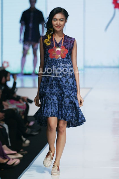 Lenny Agustin Easy Like Sunday Morning. Jakarta Fashion & Food Festival 2014 at Grand Ballroom Harris Hotel. Kelapa Gading. Jakarta. [Foto: Mohammad Abduh/Wolipop]