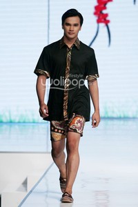 Lenny Agustin Easy Like Sunday Morning. Jakarta Fashion & Food Festival 2014 at Grand Ballroom Harris Hotel. Kelapa Gading. Jakarta. [Foto: Mohammad Abduh/Wolipop]