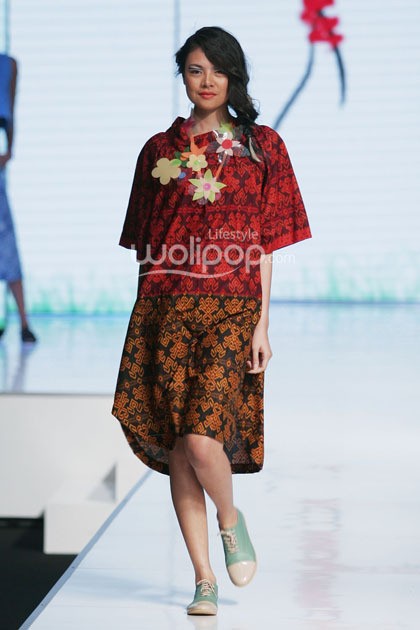 Lenny Agustin Easy Like Sunday Morning. Jakarta Fashion & Food Festival 2014 at Grand Ballroom Harris Hotel. Kelapa Gading. Jakarta. [Foto: Mohammad Abduh/Wolipop]