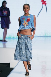 Lenny Agustin Easy Like Sunday Morning. Jakarta Fashion & Food Festival 2014 at Grand Ballroom Harris Hotel. Kelapa Gading. Jakarta. [Foto: Mohammad Abduh/Wolipop]