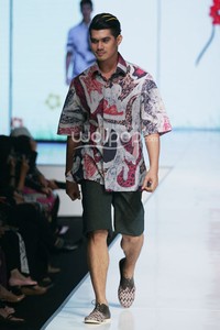 Lenny Agustin Easy Like Sunday Morning. Jakarta Fashion & Food Festival 2014 at Grand Ballroom Harris Hotel. Kelapa Gading. Jakarta. [Foto: Mohammad Abduh/Wolipop]