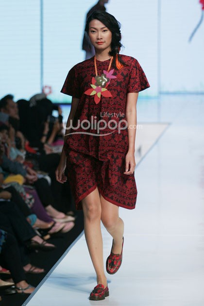 Lenny Agustin Easy Like Sunday Morning. Jakarta Fashion & Food Festival 2014 at Grand Ballroom Harris Hotel. Kelapa Gading. Jakarta. [Foto: Mohammad Abduh/Wolipop]