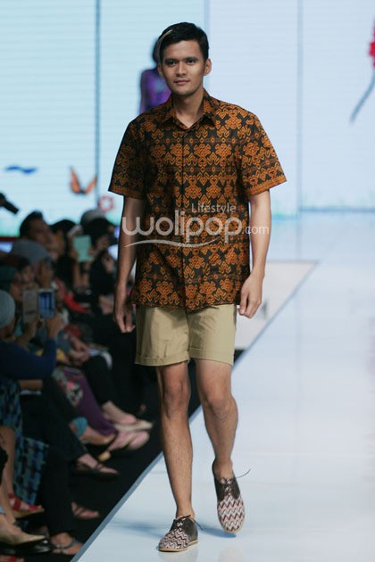 Lenny Agustin Easy Like Sunday Morning. Jakarta Fashion & Food Festival 2014 at Grand Ballroom Harris Hotel. Kelapa Gading. Jakarta. [Foto: Mohammad Abduh/Wolipop]