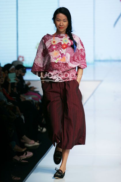 Lenny Agustin Easy Like Sunday Morning. Jakarta Fashion & Food Festival 2014 at Grand Ballroom Harris Hotel. Kelapa Gading. Jakarta. [Foto: Mohammad Abduh/Wolipop]