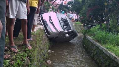Sopir Tak Kuasai Medan, Mobil ini Nyemplung ke Saluran Air 