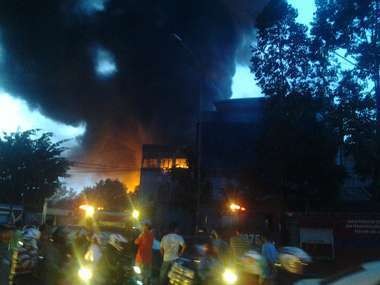 Api yang Membakar Pabrik Kayu di Tangerang Belum Padam, Lalin Macet Api yang Membakar Pabrik Kayu di Tangerang Belum Padam, Lalin Macet