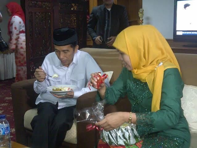 Jokowi Makan Malam Bersama Khofifah di Acara Mukernas Muslimat NU