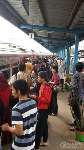 Kereta dari Tangerang Keluarkan Asap, Penumpang Panik Keluar Gerbong