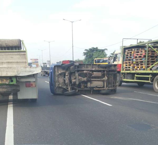 Mobil Box Terguling di KM 11, Tol Jakarta-Cikampek Macet