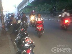 Penampakan Mereka yang Cuek dengan Aturan Lalu Lintas di Jalan, Jangan Ditiru