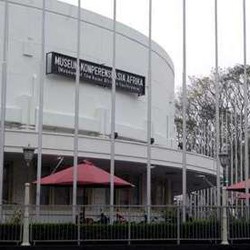 Menarik Pengunjung, Menggandeng Komunitas