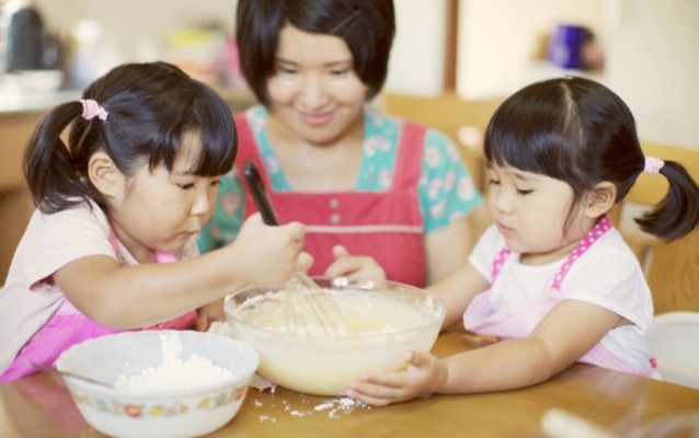 Ajarkan Anak Memasak Sejak Usia 3 Tahun agar Lebih Mandiri