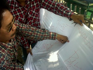 Relawan Berbaju Kotak-kotak Cap Jempol Darah Dukung Jokowi-JK