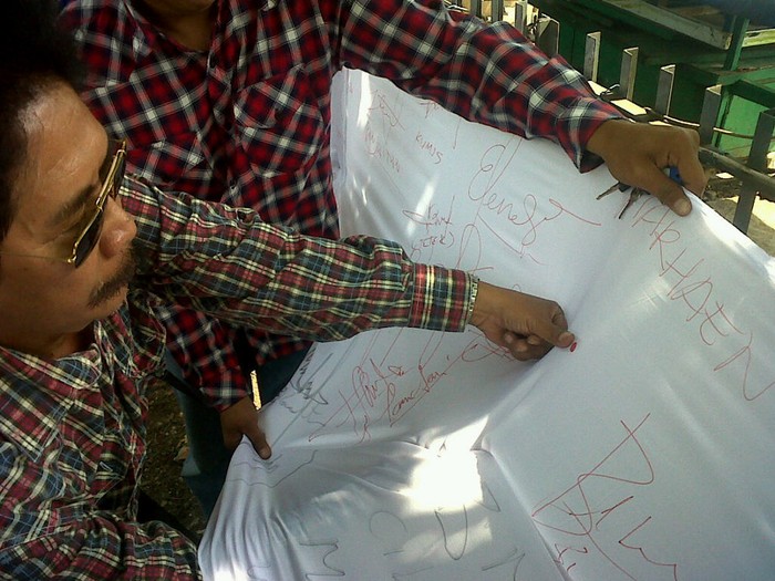 Relawan Berbaju Kotak-kotak Cap Jempol Darah Dukung Jokowi-JK