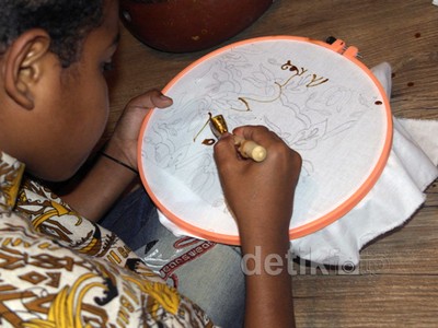 Anak-anak Papua Belajar Membatik