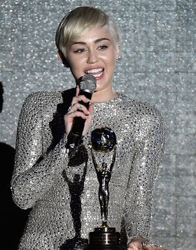Miley Cyrus Raih World Music Awards Pertama