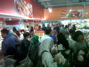 Midnight Sale Dibuka, Ayam Rp 19.900/Ekor Langsung Diserbu Pengunjung
