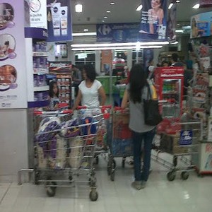 Ada Midnight Sale, Carrefour Lebak Bulus Mulai Diserbu Pengunjung