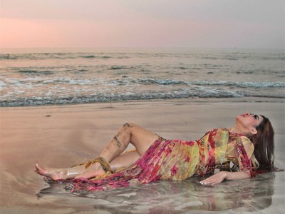 Pose Seksi Syahrini di Pantai