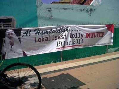 Spanduk Dukungan Dolly Ditutup Bertebaran di Surabaya