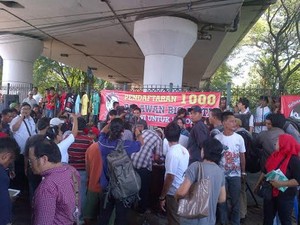 Dukung Jokowi, Relawan Bus Kota Bagi-bagi Kaos di Terminal Kampung Melayu